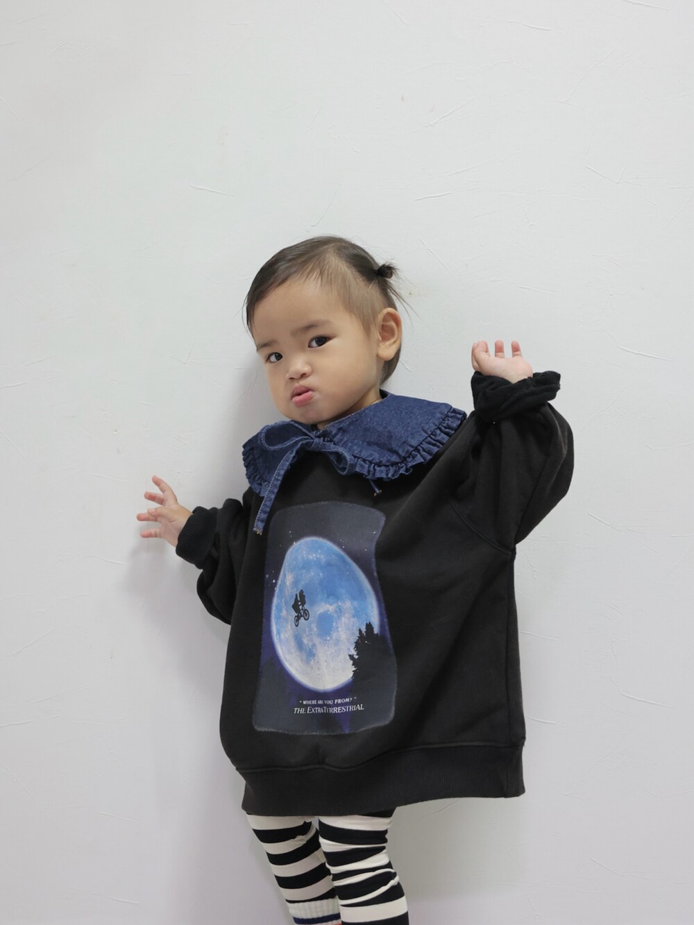 ブラック系のスウェット、ブラック系のスニーカー、ブラック系のレギンス/スパッツを着用したキッズの秋コーディネートの3枚目の写真