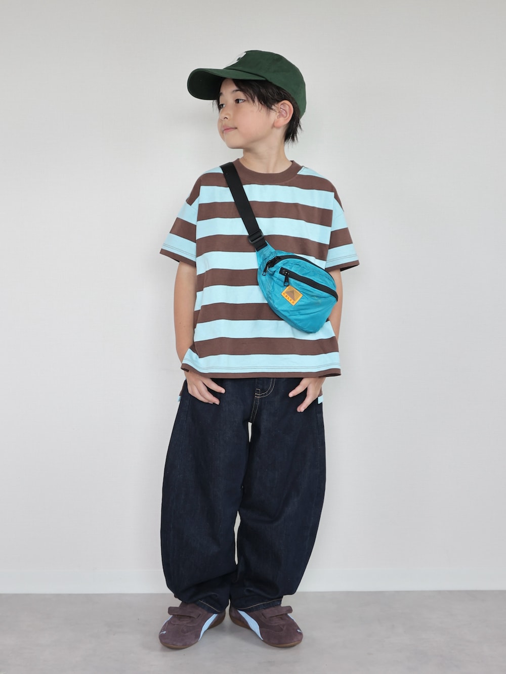 ブルー系のTシャツ/カットソー、ブルー系のパンツ、ブルー系のボディバッグ/ウエストポーチを着用したキッズの夏コーディネートの4枚目の写真