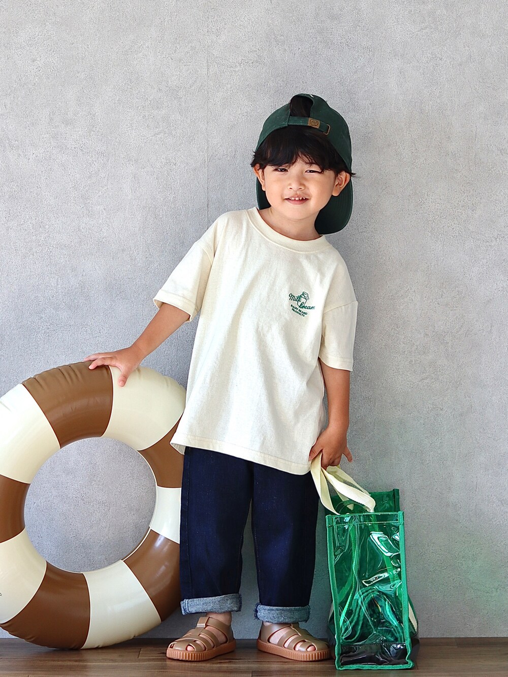 ホワイト系のTシャツ/カットソー、ブルー系のデニムパンツ、ベージュ系のサンダルを着用したキッズの夏コーディネートの4枚目の写真