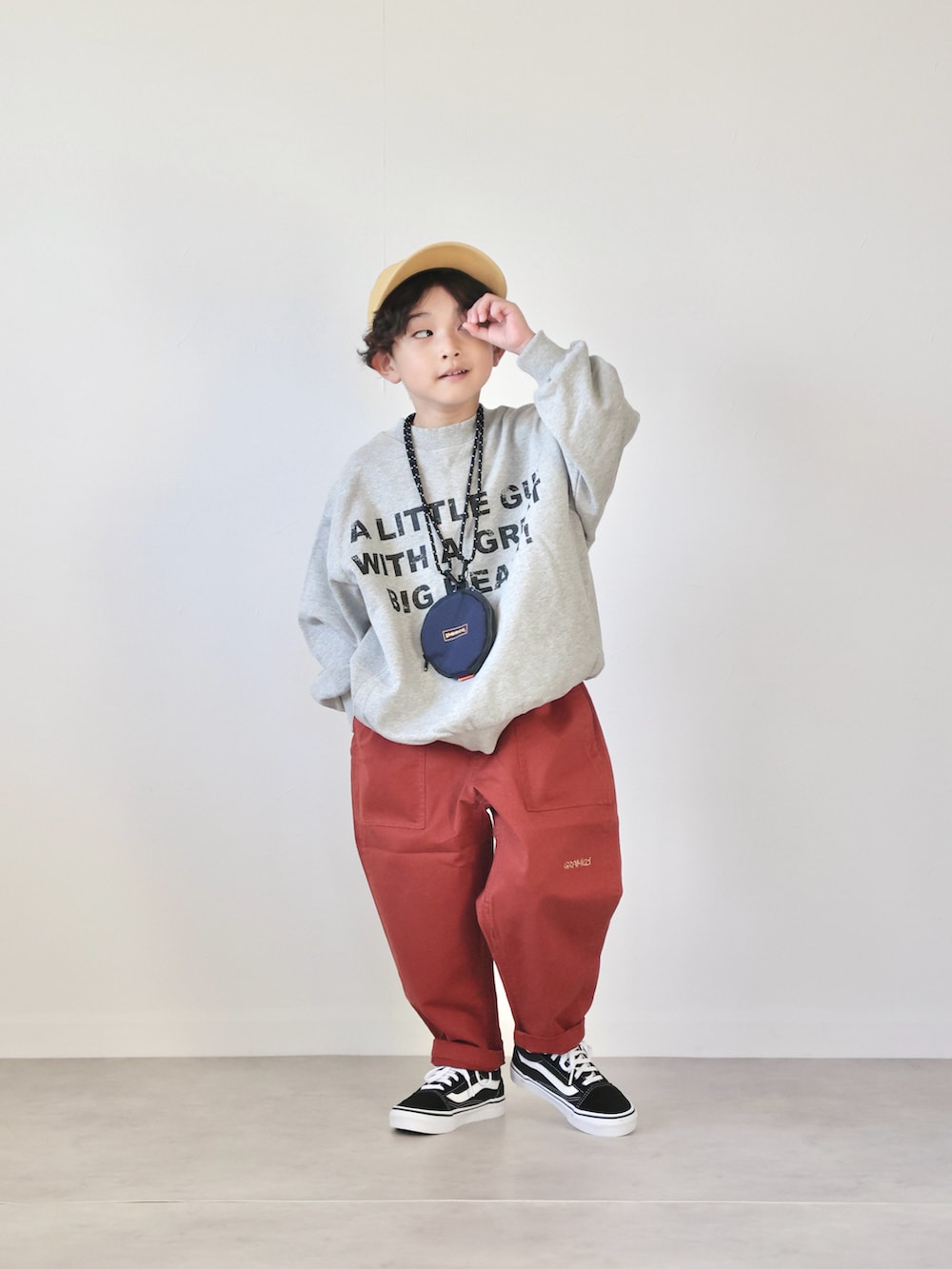 グレー系のスウェット、レッド系のその他パンツ、ブラック系のスニーカーを着用したキッズの秋コーディネートの4枚目の写真