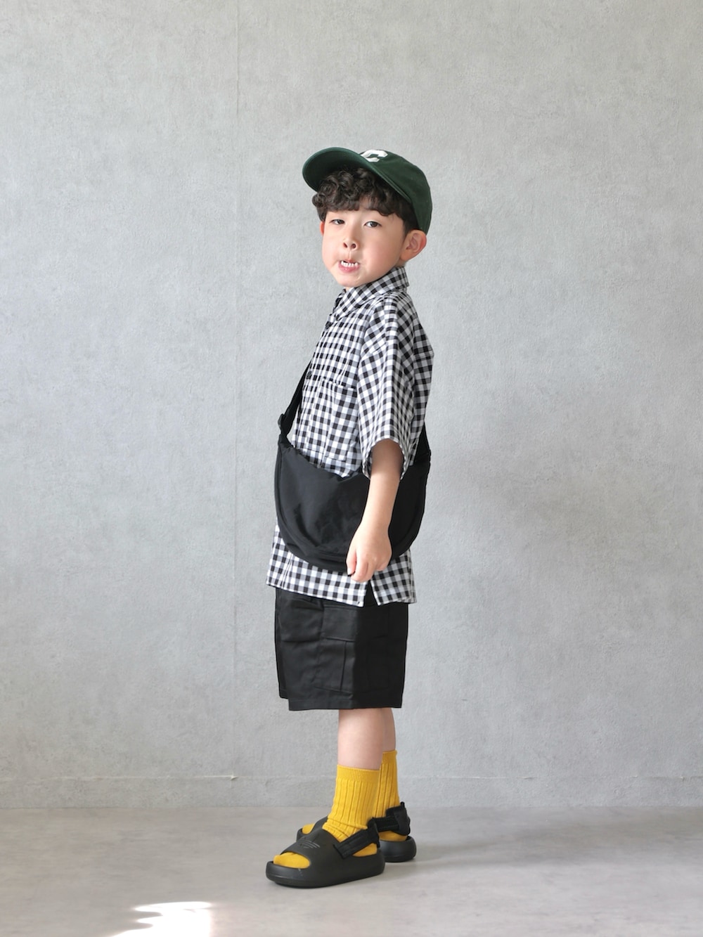 ブラック系のシャツ/ブラウス、ブラック系のその他パンツ、ブラック系のサンダルを着用したキッズの春コーディネートの4枚目の写真