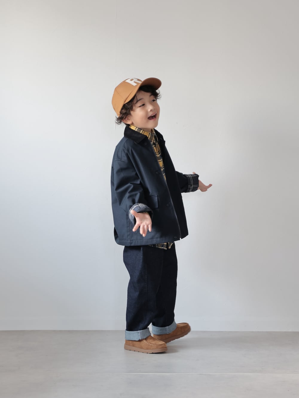 ブルー系のジャケット/アウター、イエロー系のシャツ/ブラウス、ブルー系のデニムパンツを着用したキッズの秋コーディネートの4枚目の写真