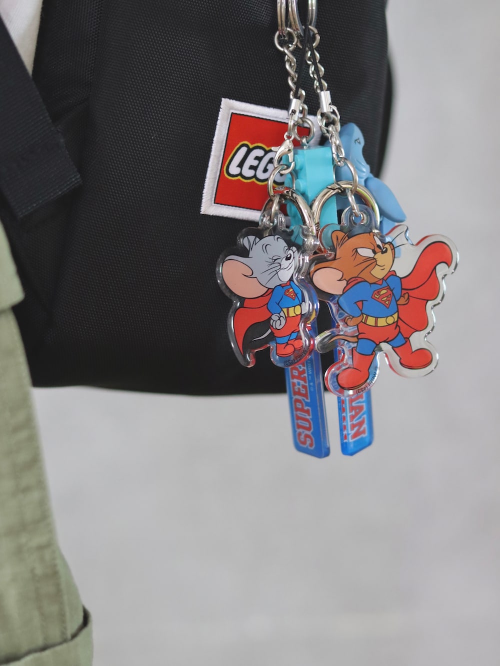 ホワイト系のTシャツ/カットソー、グリーン系のカーゴパンツ、オレンジ系のスニーカーを着用したキッズの夏コーディネートの4枚目の写真