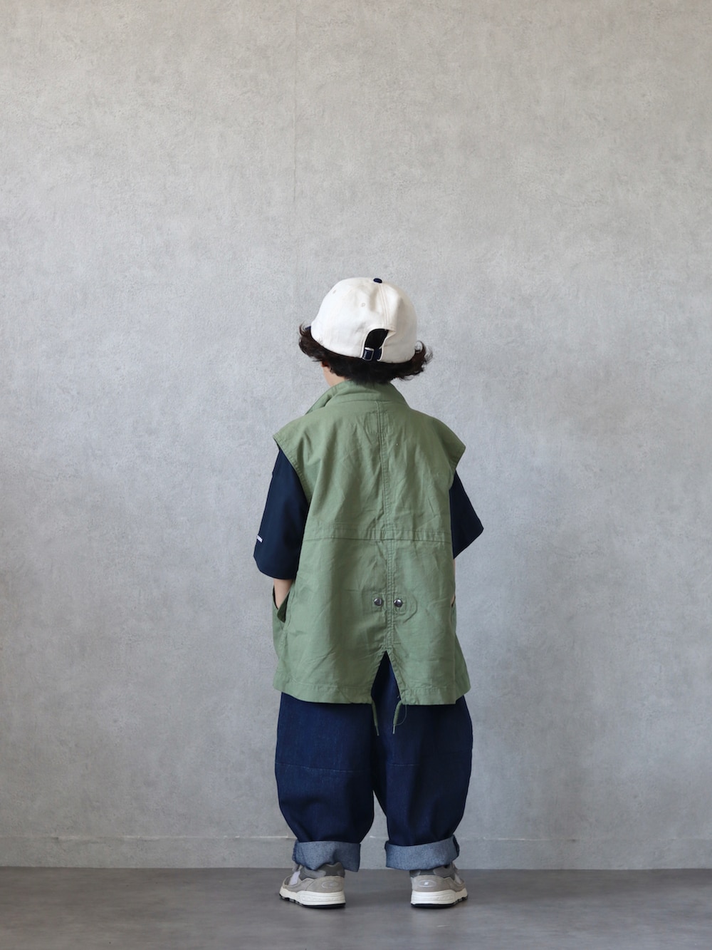 グリーン系のベスト、ブルー系のTシャツ/カットソー、ブルー系のその他パンツを着用したキッズの夏コーディネートの3枚目の写真