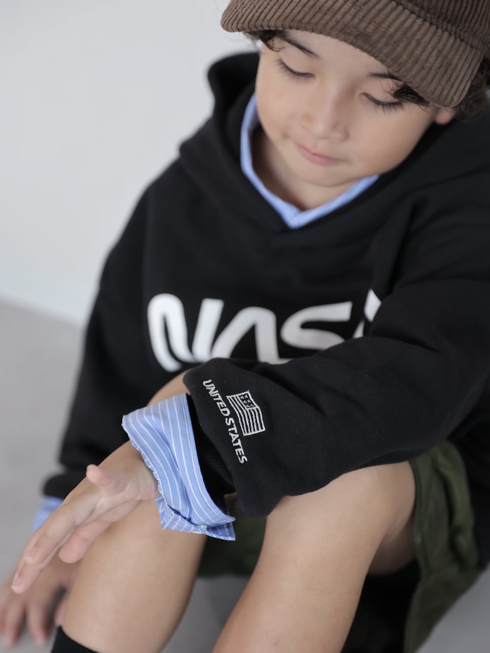 ブルー系のシャツ/ブラウス、ブラック系のパーカー、グリーン系のその他パンツを着用したキッズの秋コーディネートの3枚目の写真