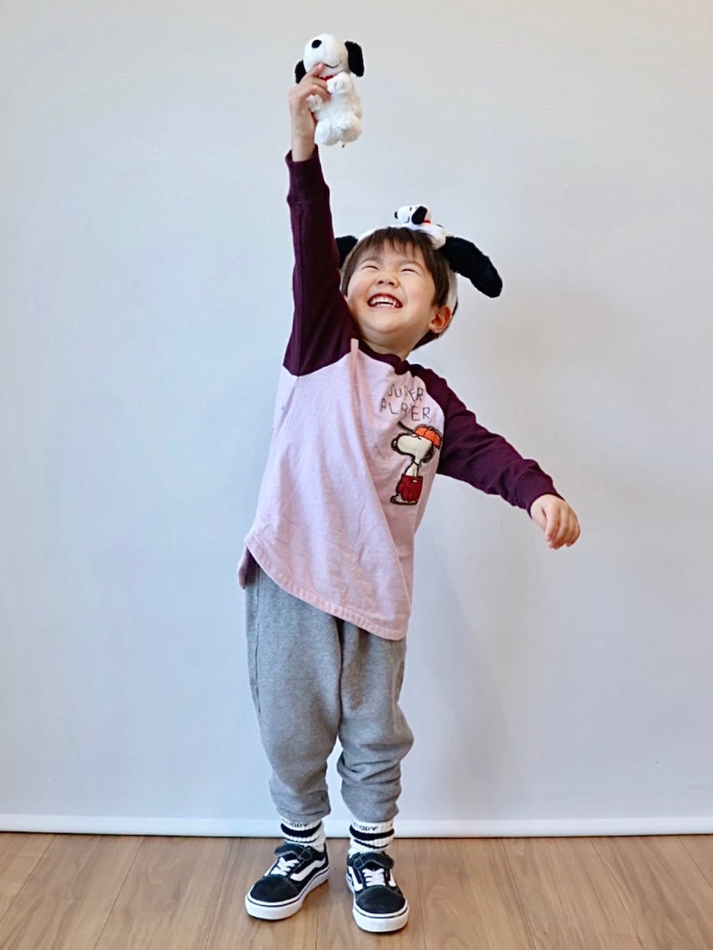 ピンク系のTシャツ/カットソー、グレー系のスウェットパンツ、ブラック系のスニーカーを着用したキッズの冬コーディネートの4枚目の写真