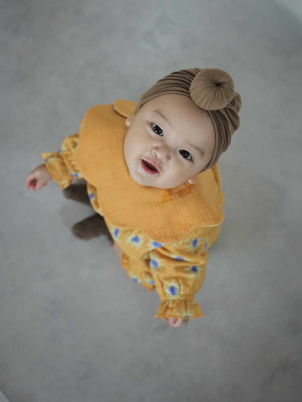 オレンジ系のシャツ/ブラウス、オレンジ系のその他パンツ、その他のその他を着用したキッズの秋コーディネートの4枚目の写真