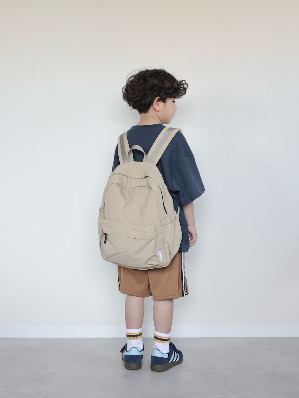 ブルー系のTシャツ/カットソー、パープル系のその他パンツ、ブルー系のスニーカーを着用したキッズの春コーディネートの3枚目の写真