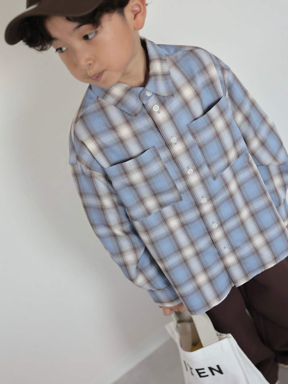 ブルー系のシャツ/ブラウス、その他のトートバッグ、ブラウン系のスニーカーを着用したキッズの夏コーディネートの2枚目の写真