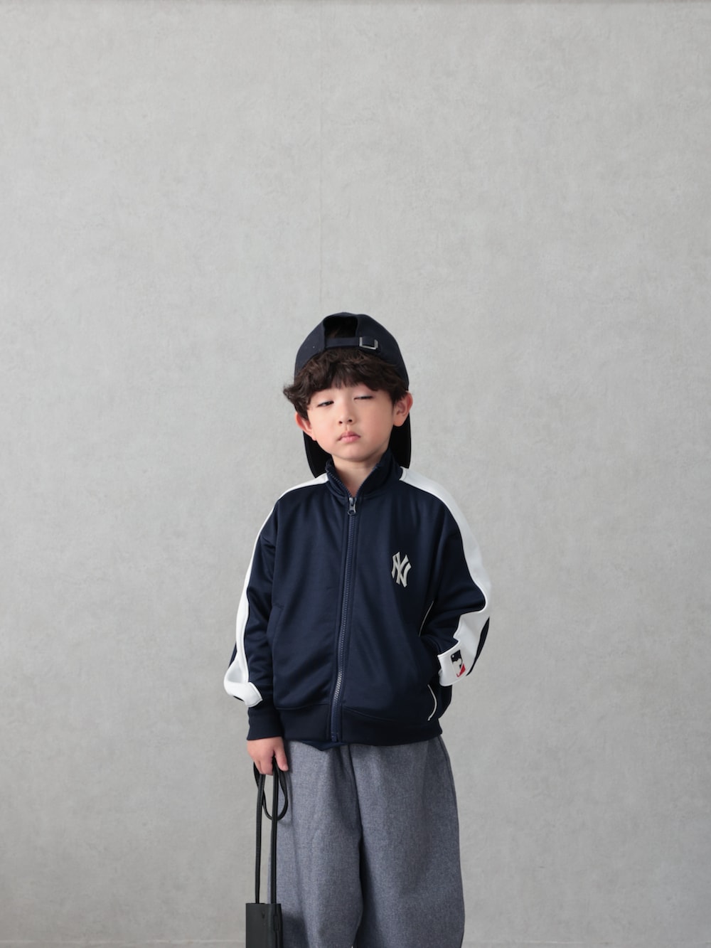ブルー系のジャージ、グレー系のその他パンツ、ブルー系のスニーカーを着用したキッズの春コーディネートの5枚目の写真