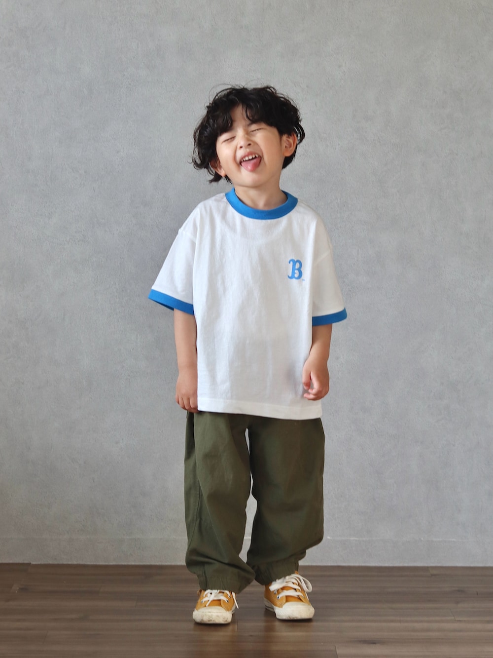 ホワイト系のTシャツ/カットソー、グリーン系のカーゴパンツ、ホワイト系のロンパースを着用したキッズの春コーディネートの3枚目の写真