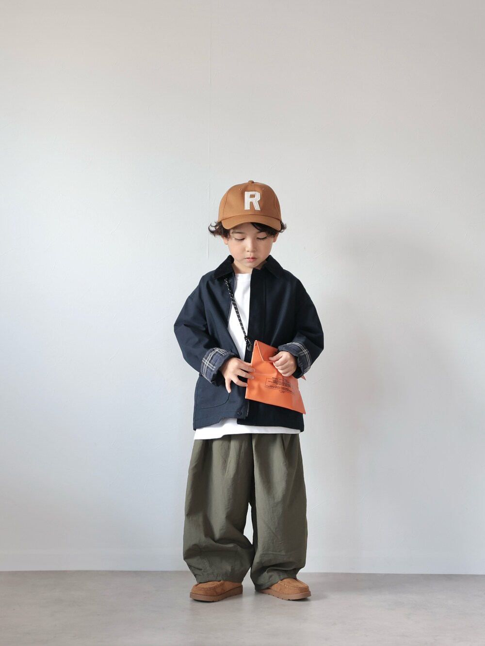 ブルー系のジャケット/アウター、ブラック系のトップス、グリーン系のその他パンツを着用したキッズの秋コーディネートの5枚目の写真