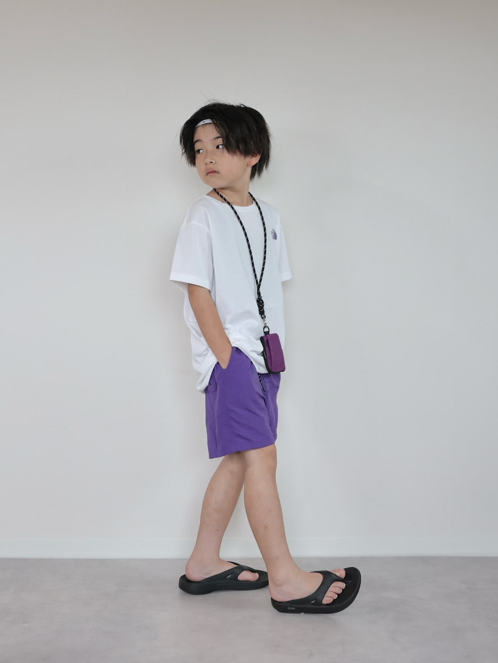 パープル系のその他パンツ、ホワイト系のTシャツ/カットソー、ブラック系のサンダルを着用したキッズの夏コーディネートの4枚目の写真