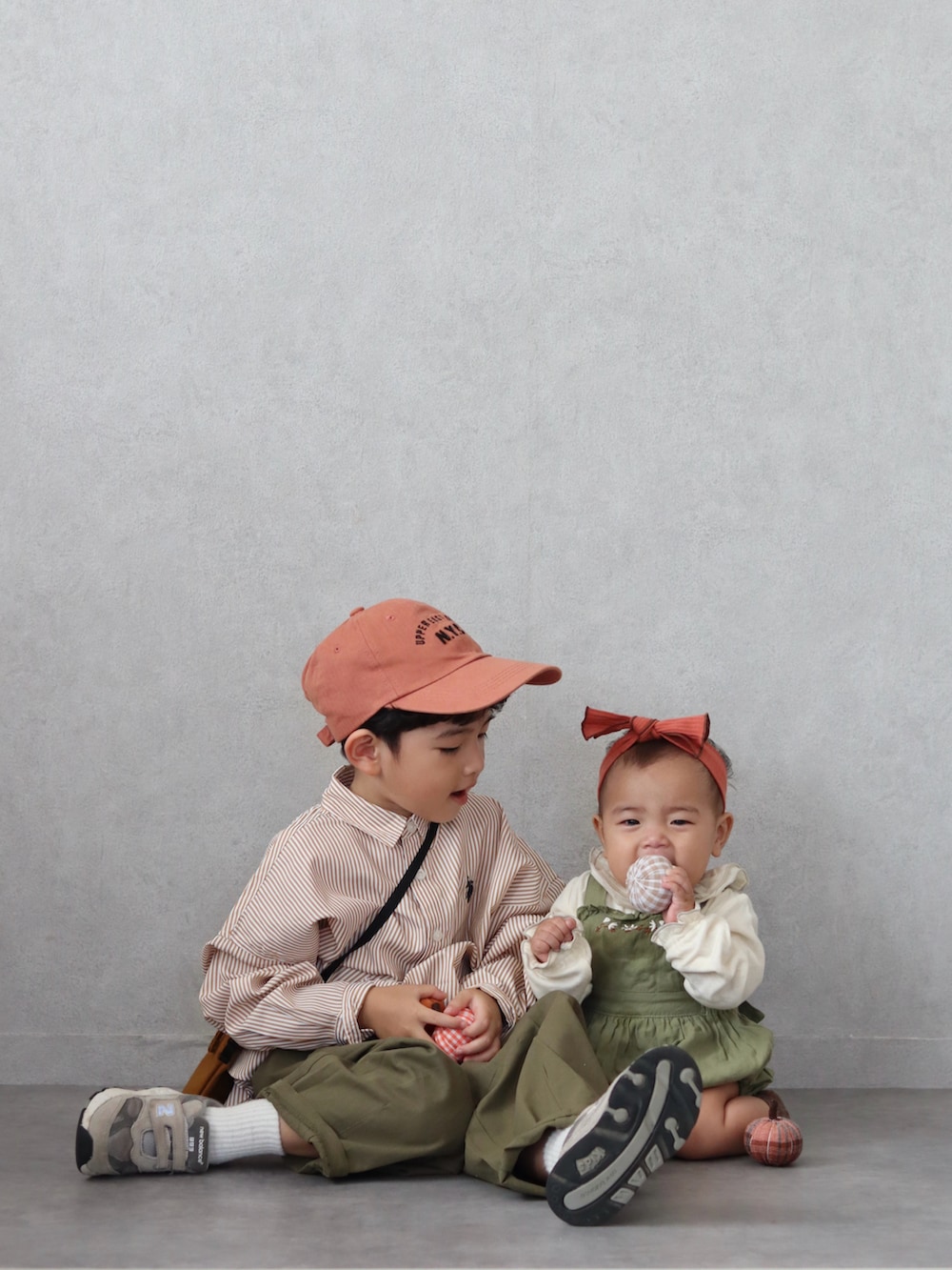 イエロー系のシャツ/ブラウス、グリーン系のカーゴパンツ、グレー系のシューズを着用したキッズの秋コーディネートの4枚目の写真