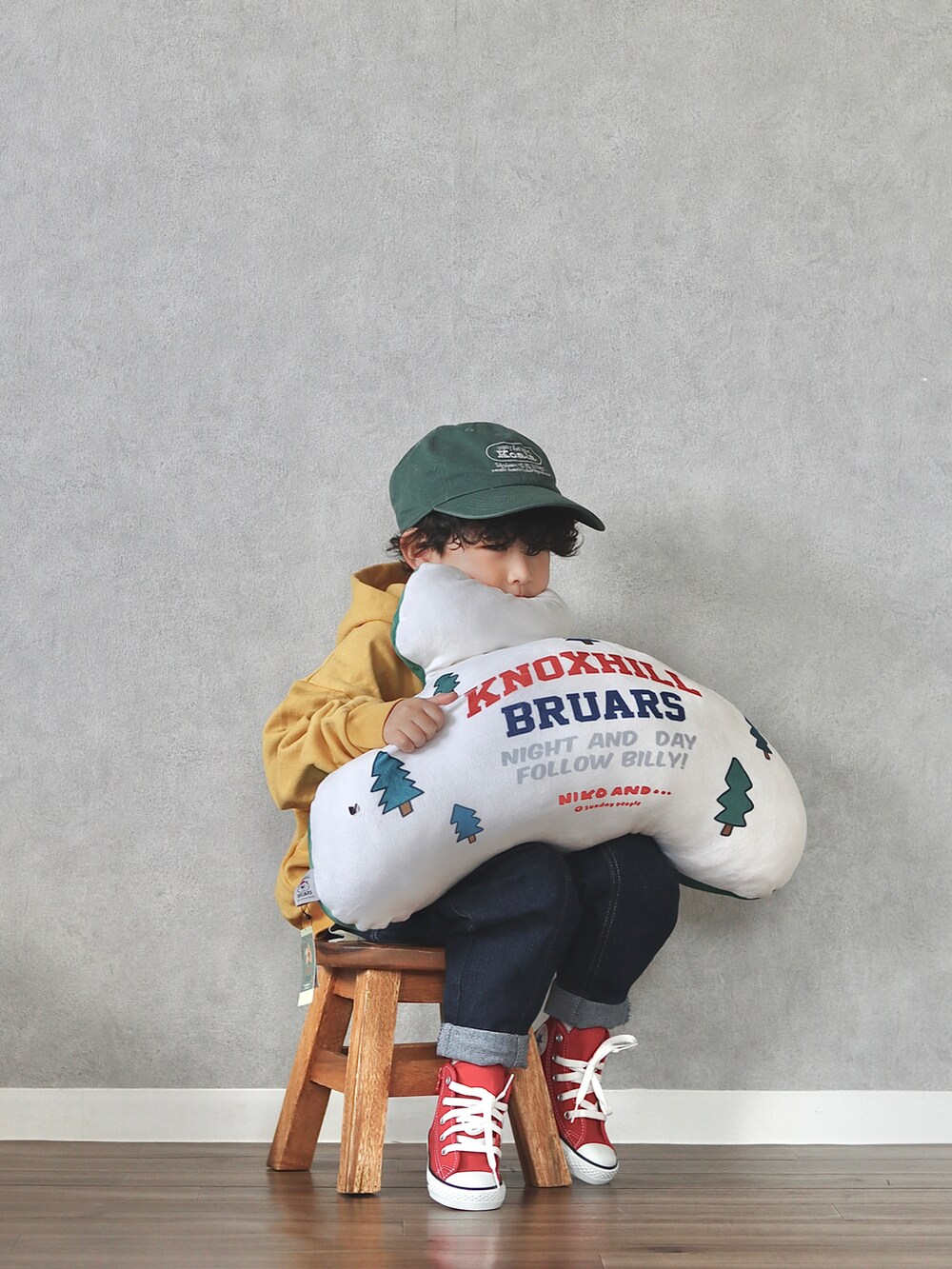 イエロー系のパーカー、ブルー系のデニムパンツ、レッド系のスニーカーを着用したキッズの春コーディネートの4枚目の写真