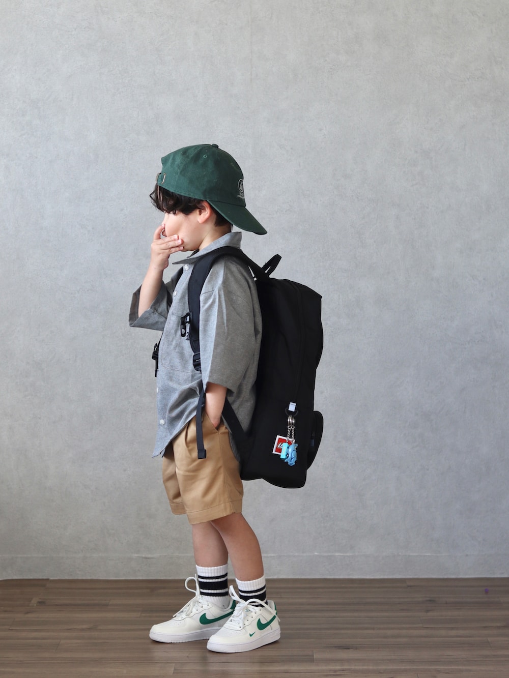 ブラック系のシャツ/ブラウス、ベージュ系のチノパンツ、ベージュ系のスニーカーを着用したキッズの春コーディネートの5枚目の写真