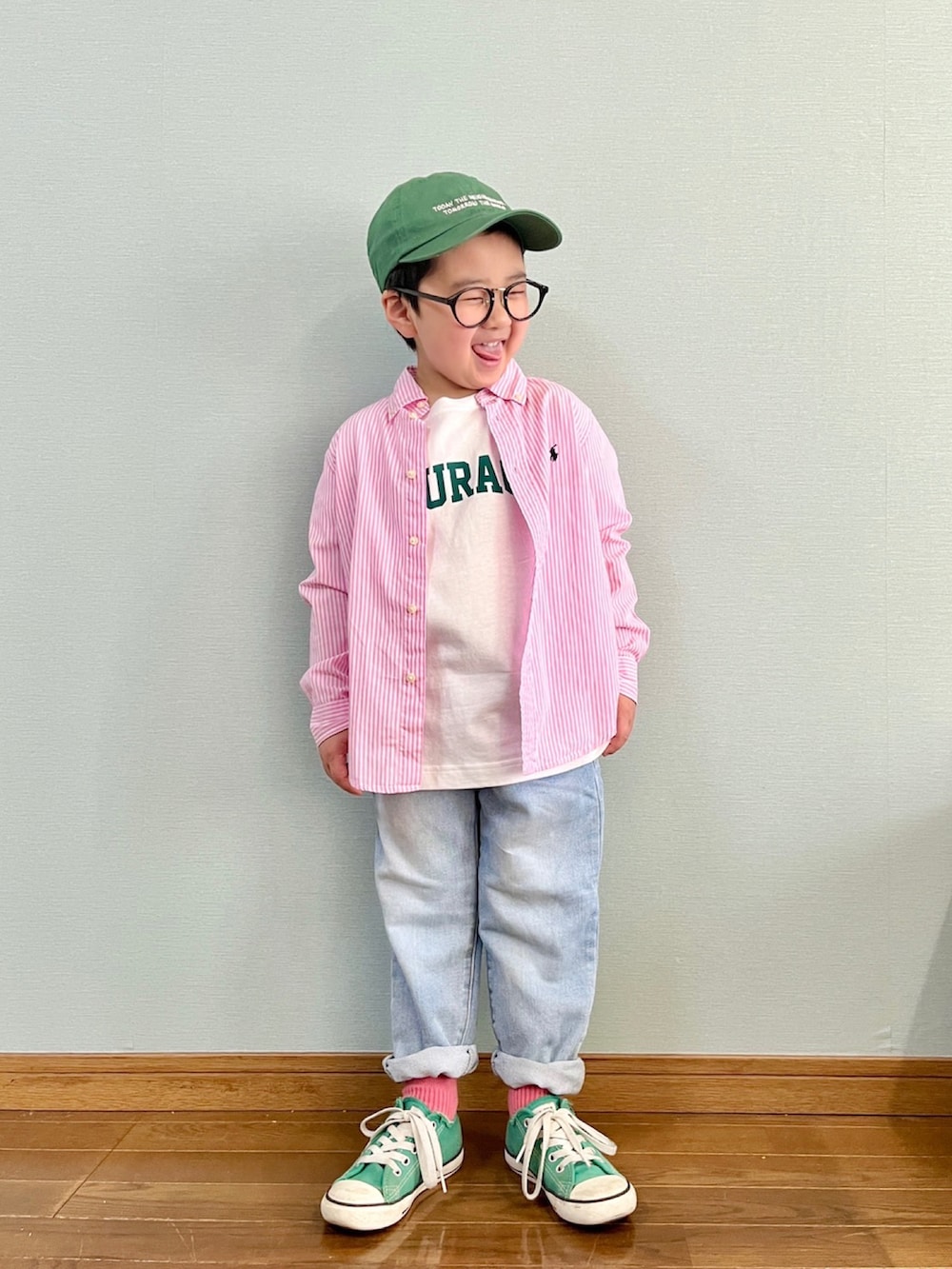 ピンク系のシャツ/ブラウス、ホワイト系のTシャツ/カットソー、ブルー系のデニムパンツを着用したキッズの春コーディネートの2枚目の写真