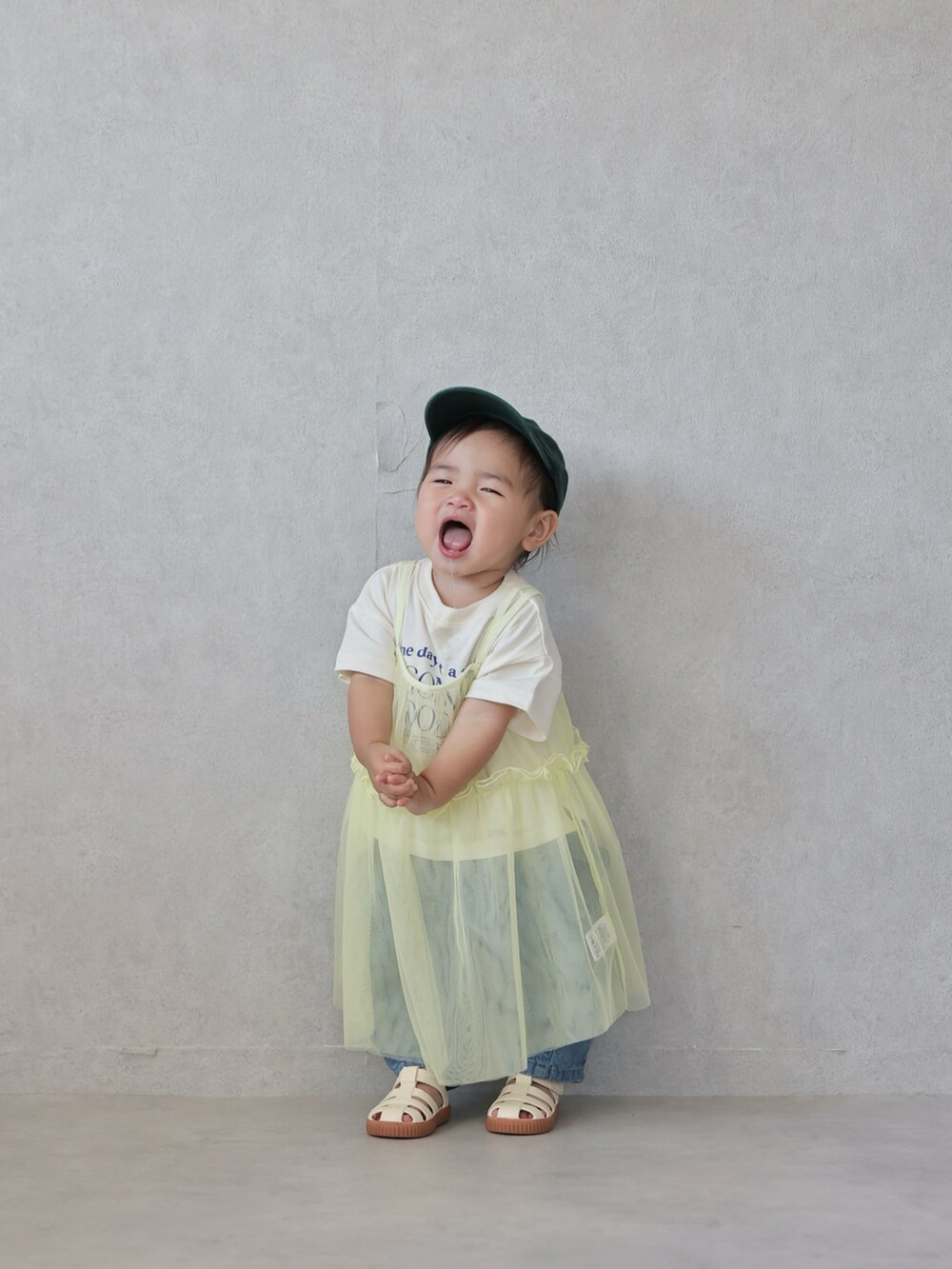 グレー系のワンピース、ホワイト系のTシャツ/カットソー、ブルー系のその他パンツを着用したキッズの夏コーディネートの5枚目の写真