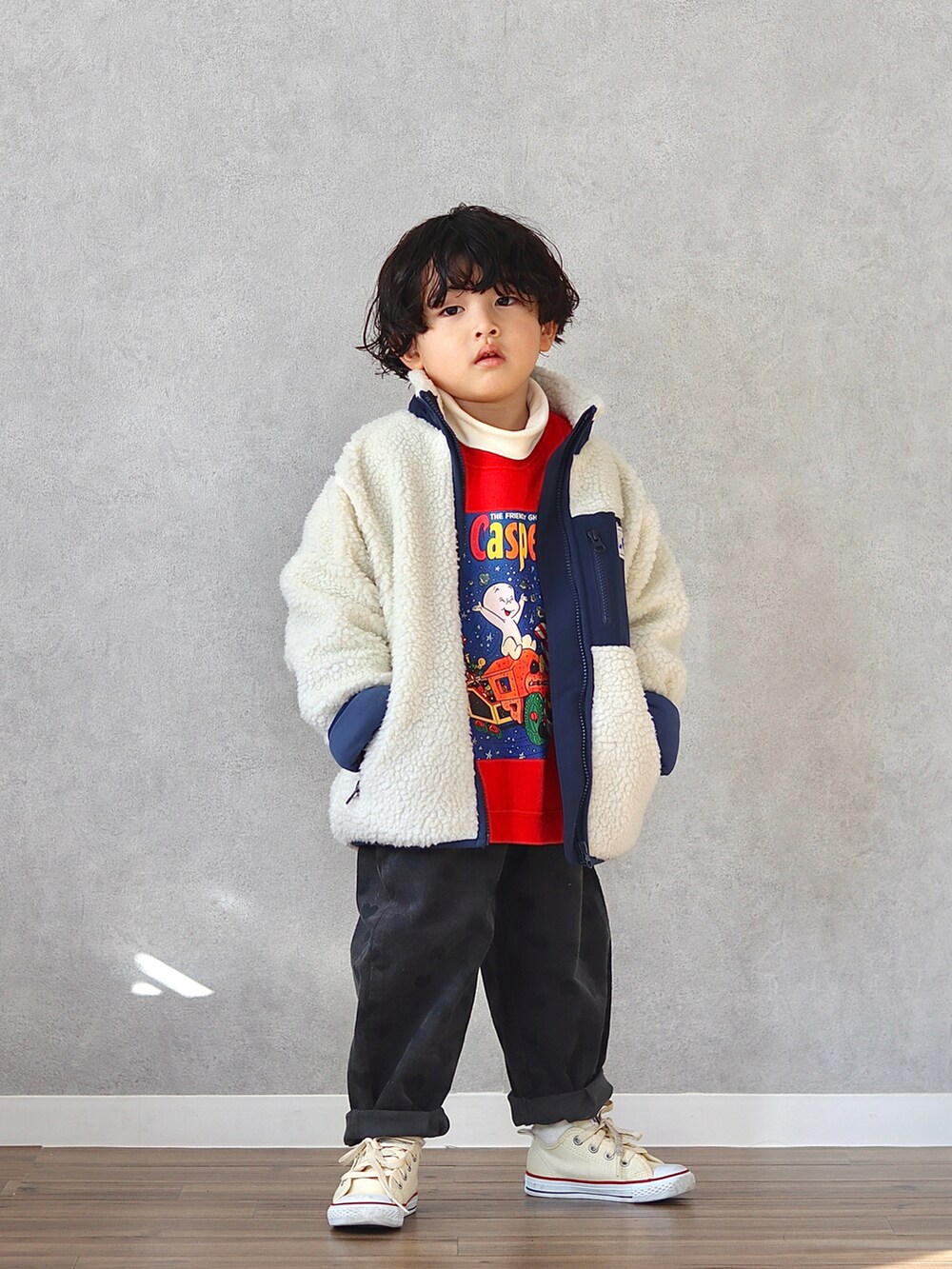 ベージュ系のブルゾン、レッド系のスウェット、ホワイト系のTシャツ/カットソーを着用したキッズの冬コーディネートの3枚目の写真