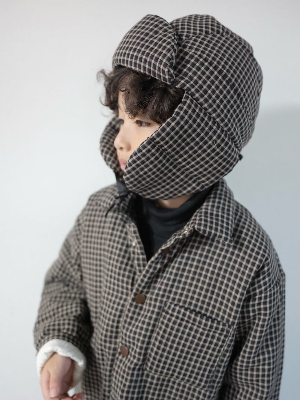 ブラック系のその他アウター、ブラック系のTシャツ/カットソー、ブラウン系のその他パンツを着用したキッズの秋コーディネートの3枚目の写真