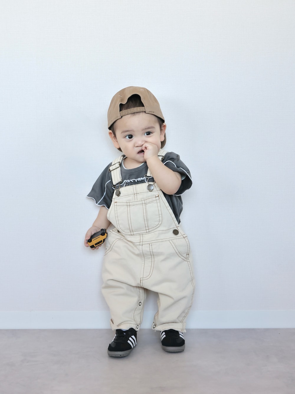 グレー系のワンピース、ブラック系のスニーカー、ブラック系のスニーカーを着用したキッズの春コーディネートの4枚目の写真