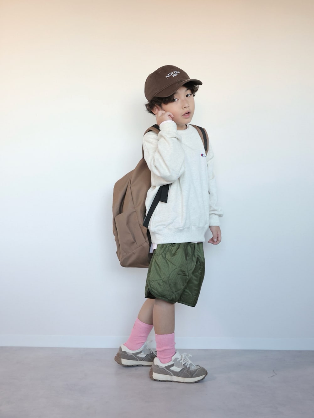 ブラウン系のスニーカー、ベージュ系のスウェット、ピンク系のTシャツ/カットソーを着用したキッズの秋コーディネートの5枚目の写真