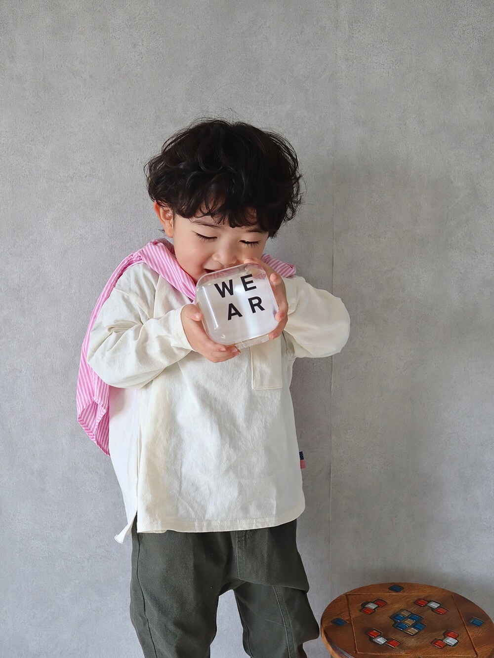 ホワイト系のTシャツ/カットソー、ピンク系のシャツ/ブラウス、グリーン系のその他パンツを着用したキッズの春コーディネートの4枚目の写真