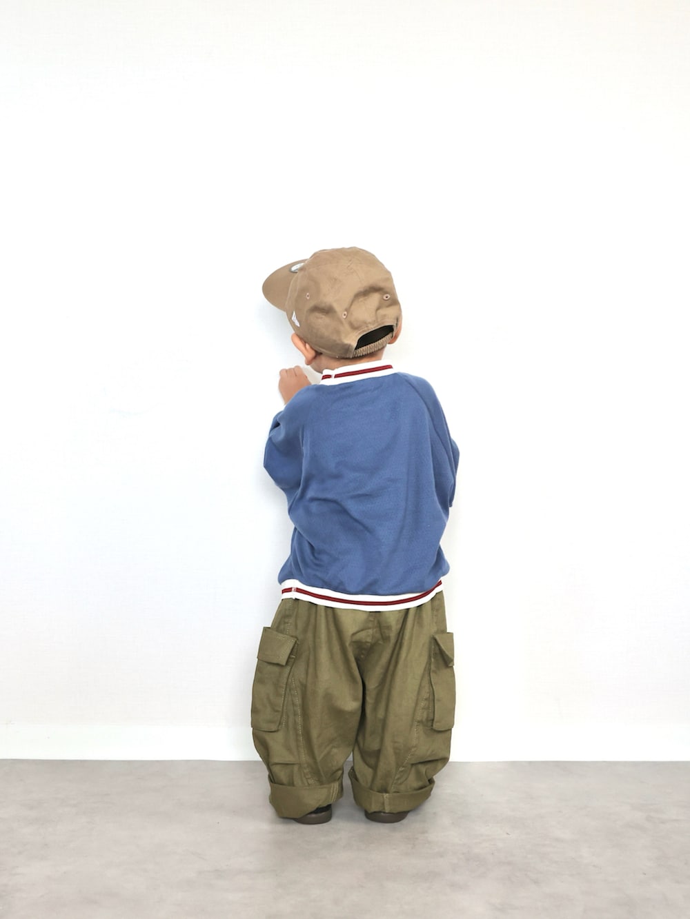 ブルー系のTシャツ/カットソー、グリーン系のカーゴパンツ、ブラック系のスニーカーを着用したキッズの夏コーディネートの3枚目の写真