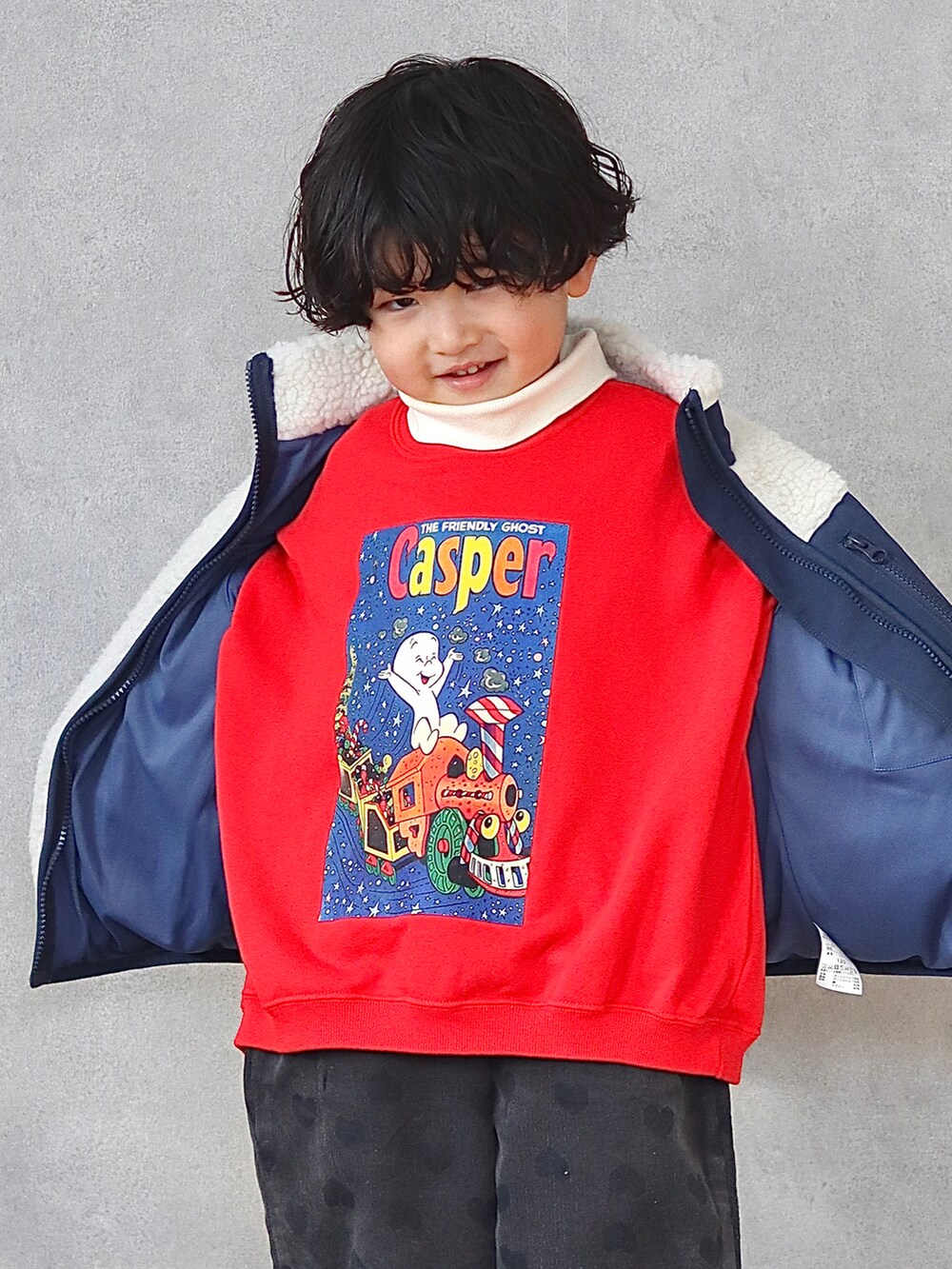 ベージュ系のブルゾン、レッド系のスウェット、ホワイト系のTシャツ/カットソーを着用したキッズの冬コーディネートの5枚目の写真