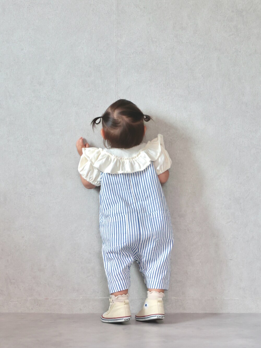 ホワイト系のTシャツ/カットソー、ホワイト系のスニーカー、ホワイト系のロンパースを着用したキッズの春コーディネートの3枚目の写真