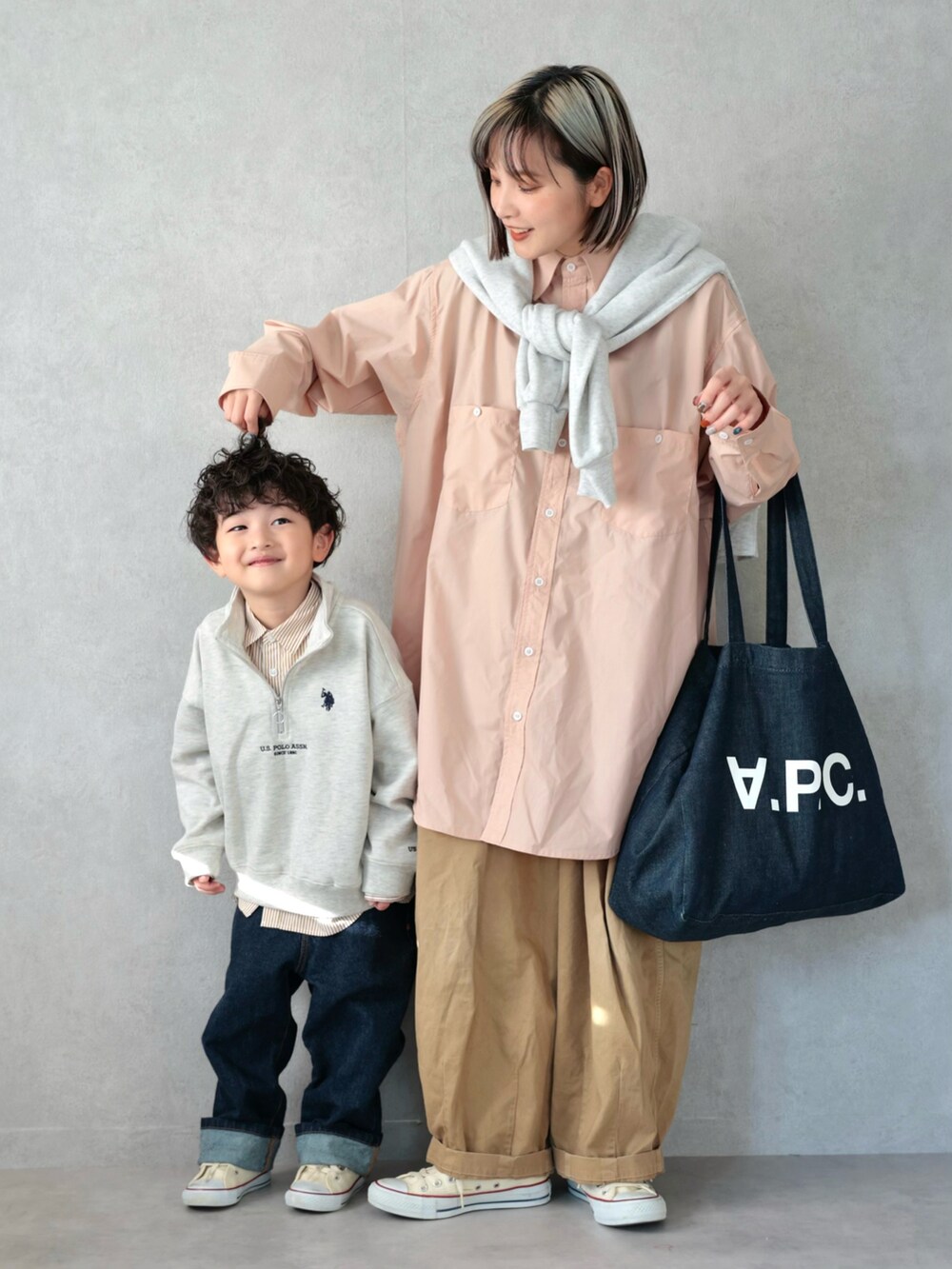 ベージュ系のシャツ/ブラウス、ベージュ系のスウェット、ベージュ系のチノパンツを着用したキッズの冬コーディネートの2枚目の写真