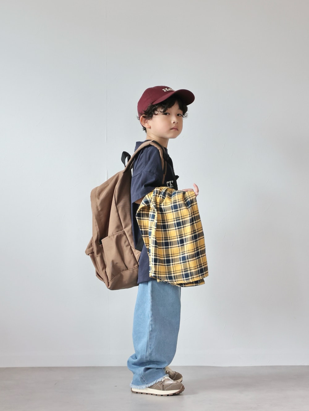 「シャツスタイル、秋服準備はじめました、UNIQLO、デニム、キャップ、リュック、スニーカー、カジュアルコーデ、お出かけコーデ」|「green label relaxingのGLR HELLO キャップ / 帽子 / キッズ(キャップ、レッド系)」を使った、ORITSUさん(キッズ・110cm)の秋コーディネートの2枚目の写真
