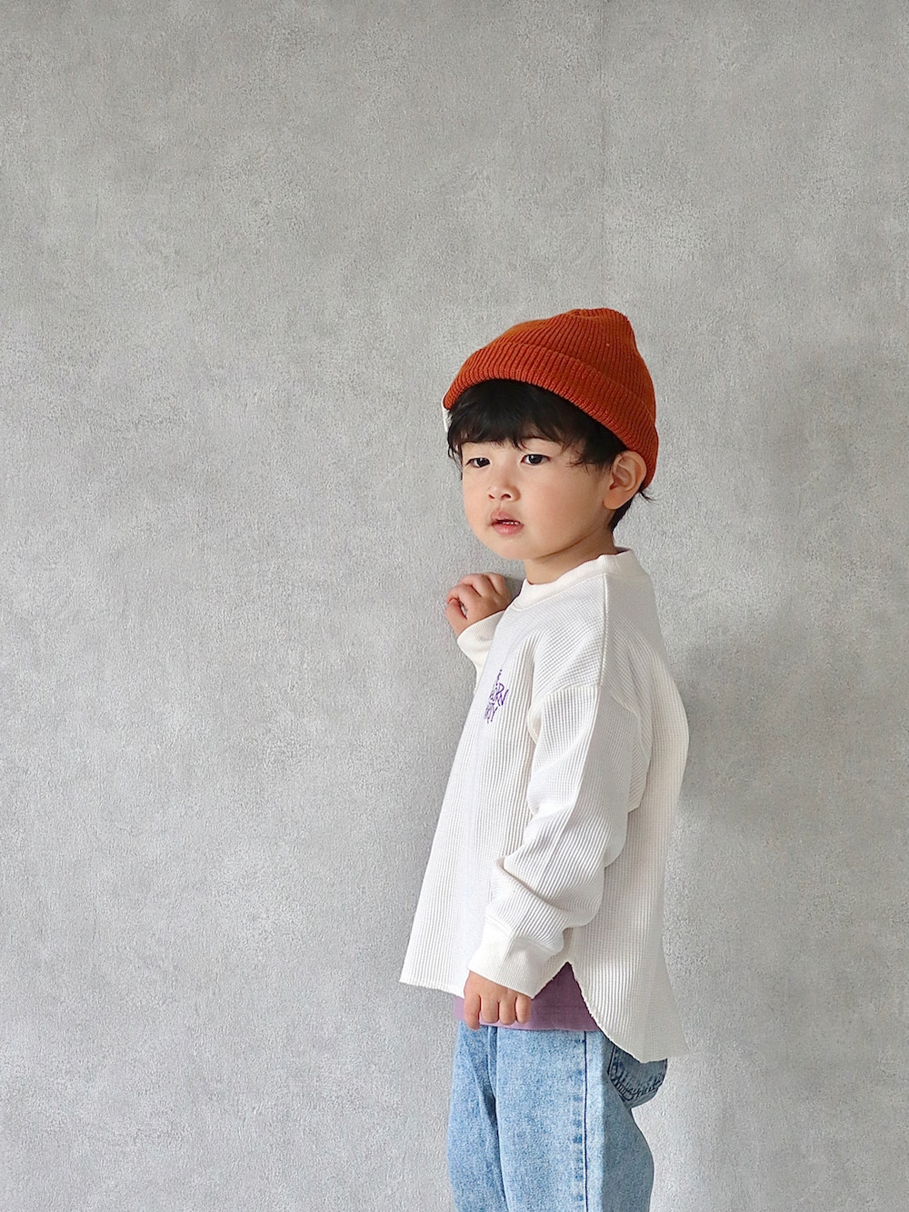 ホワイト系のTシャツ/カットソー、ブルー系のデニムパンツ、ブラック系のスニーカーを着用したキッズの冬コーディネートの5枚目の写真