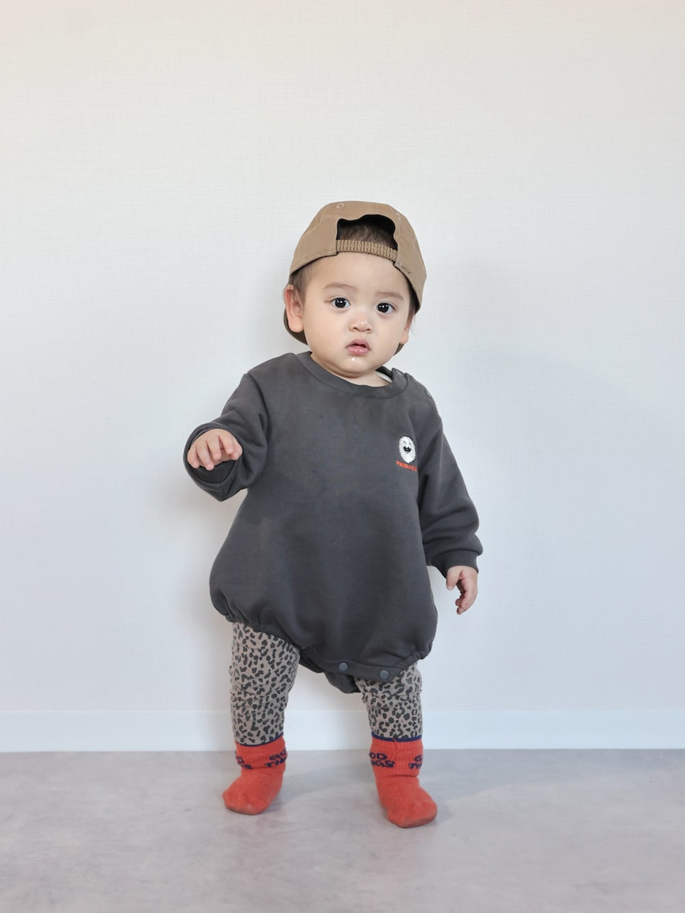 グレー系のスウェット、グレー系のTシャツ/カットソー、グレー系のTシャツ/カットソーを着用したキッズの冬コーディネートの4枚目の写真