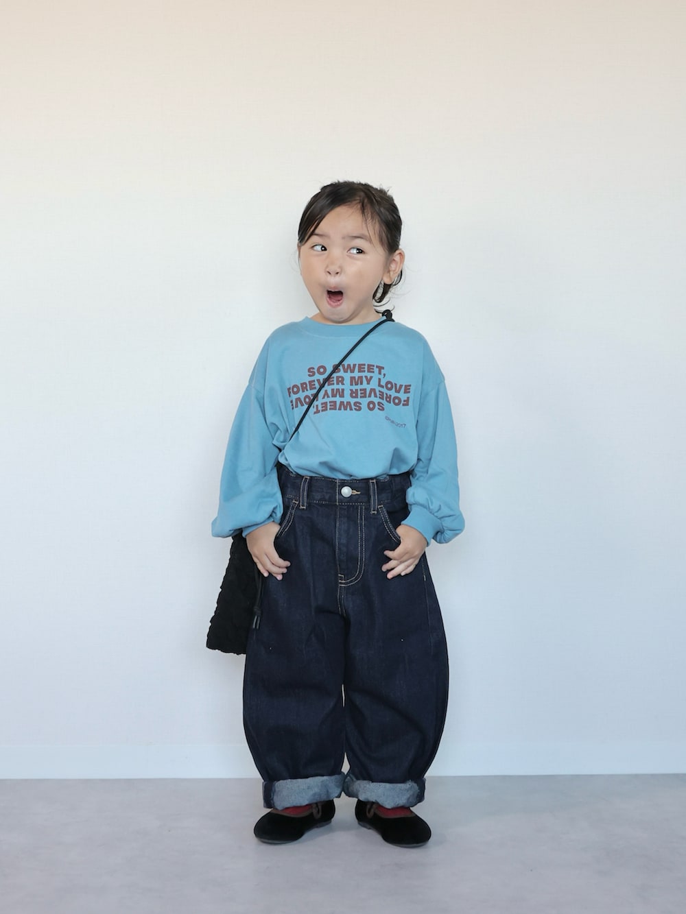ブラック系のドレスシューズ、ブルー系のTシャツ/カットソー、ブラック系のショルダーバッグを着用したキッズの夏コーディネートの4枚目の写真