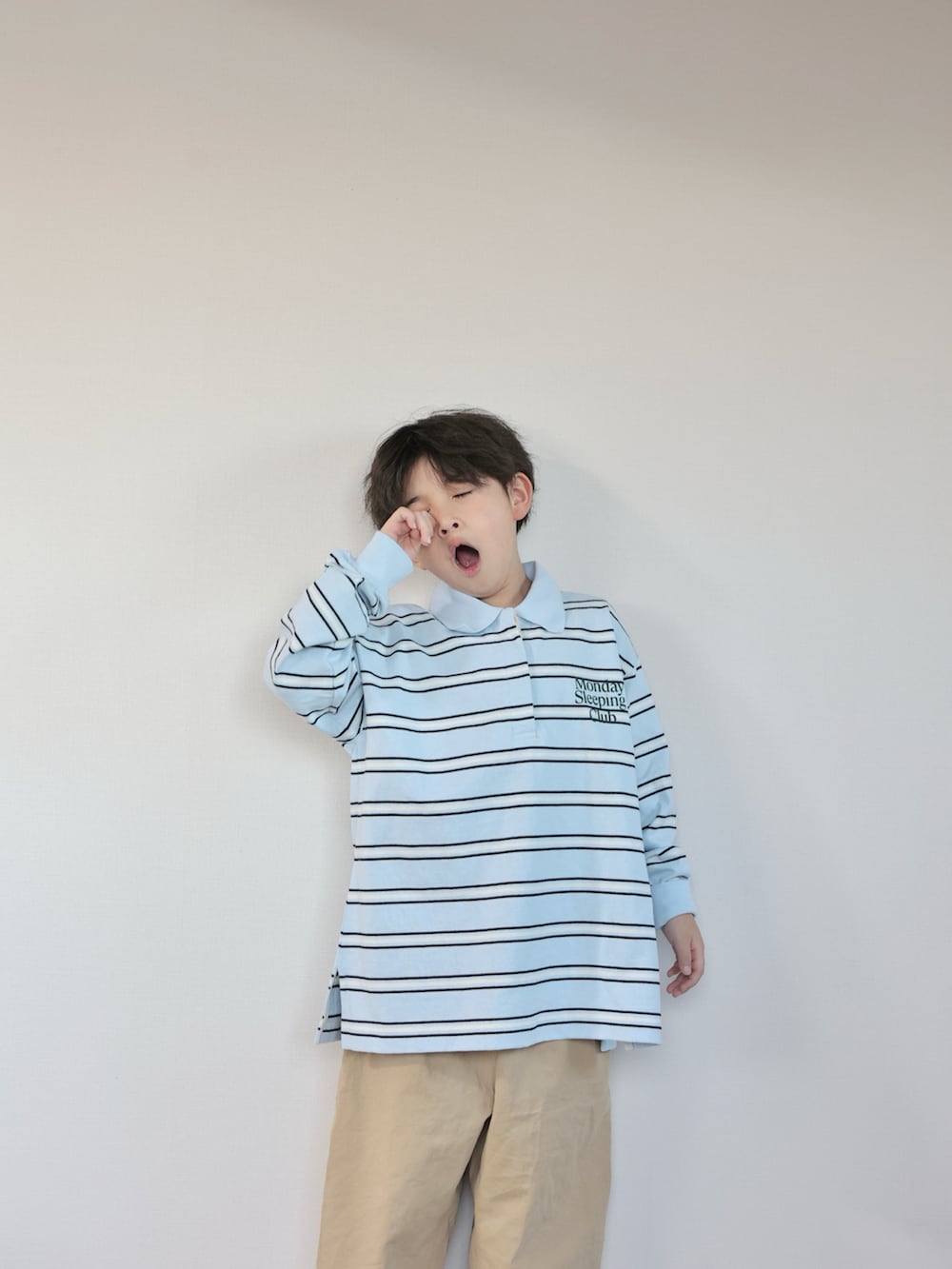 ブルー系のポロシャツ、ベージュ系のその他パンツ、ブルー系のスニーカーを着用したキッズの春コーディネートの5枚目の写真