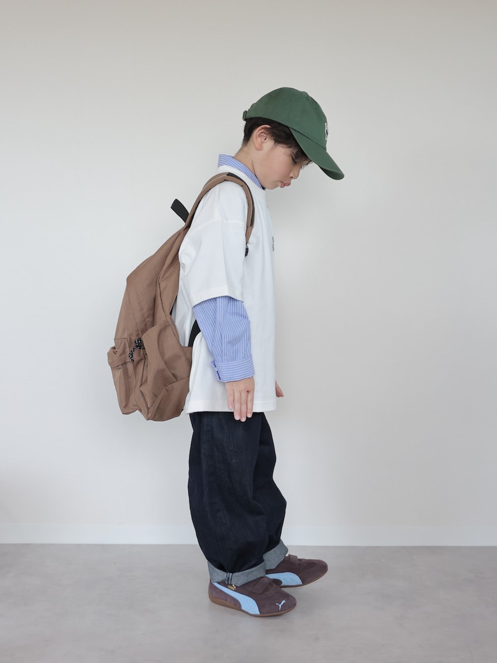 ホワイト系のTシャツ/カットソー、ブラウン系のバックパック/リュック、ブラウン系のスニーカーを着用したキッズの春コーディネートの4枚目の写真