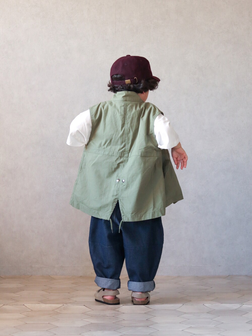 ホワイト系のTシャツ/カットソー、グリーン系のベスト、ブルー系のその他パンツを着用したキッズの夏コーディネートの3枚目の写真