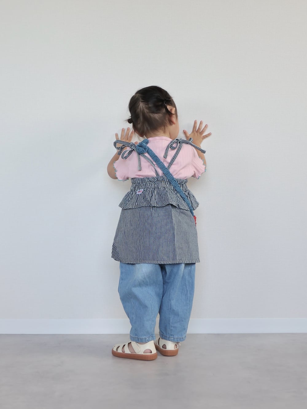 ピンク系のTシャツ/カットソー、その他のチュニック、ブルー系のその他パンツを着用したキッズの春コーディネートの3枚目の写真