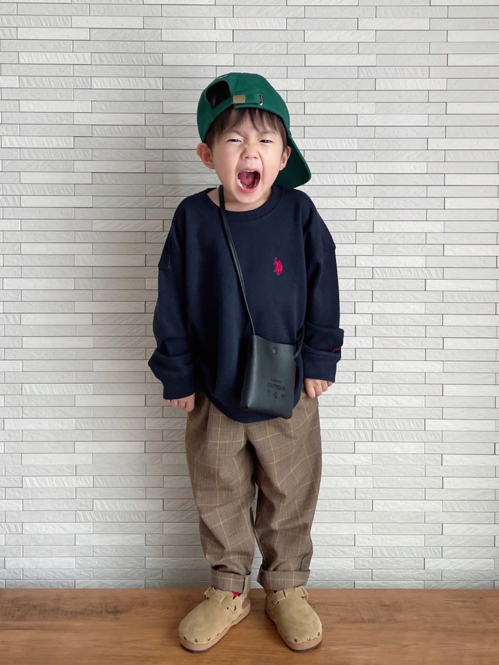 ブルー系のスウェット、ブラウン系のパンツ、グレー系のシューズを着用したキッズの秋コーディネートの2枚目の写真