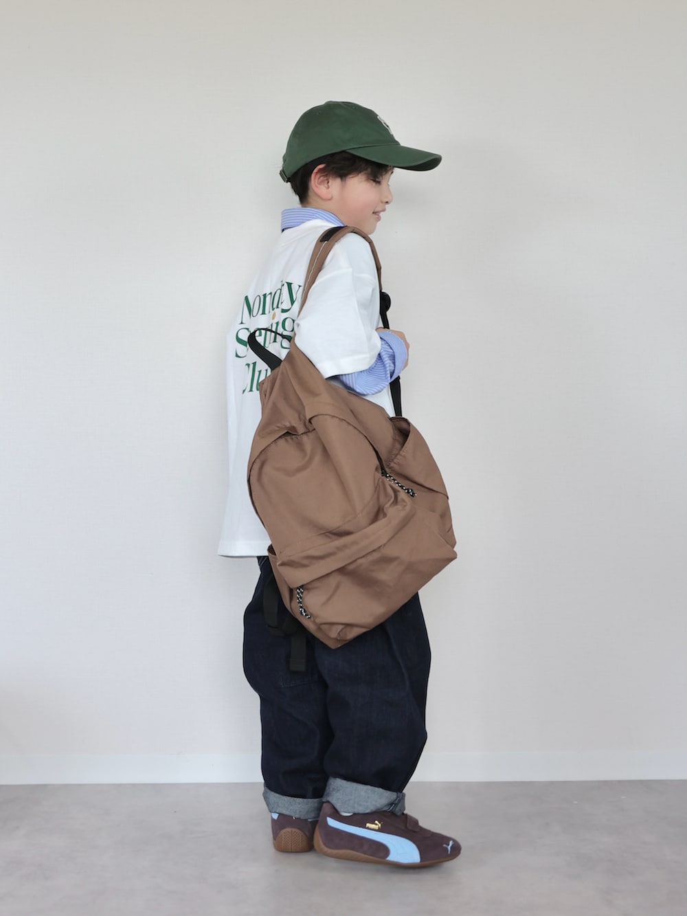 ホワイト系のTシャツ/カットソー、ブラウン系のバックパック/リュック、ブラウン系のスニーカーを着用したキッズの春コーディネートの5枚目の写真