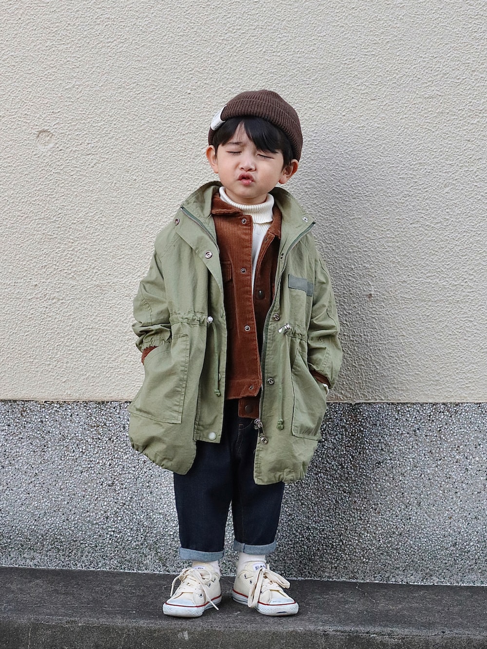グリーン系のジャケット/アウター、ブラウン系のブルゾン、ホワイト系のニット/セーターを着用したキッズの冬コーディネートの4枚目の写真