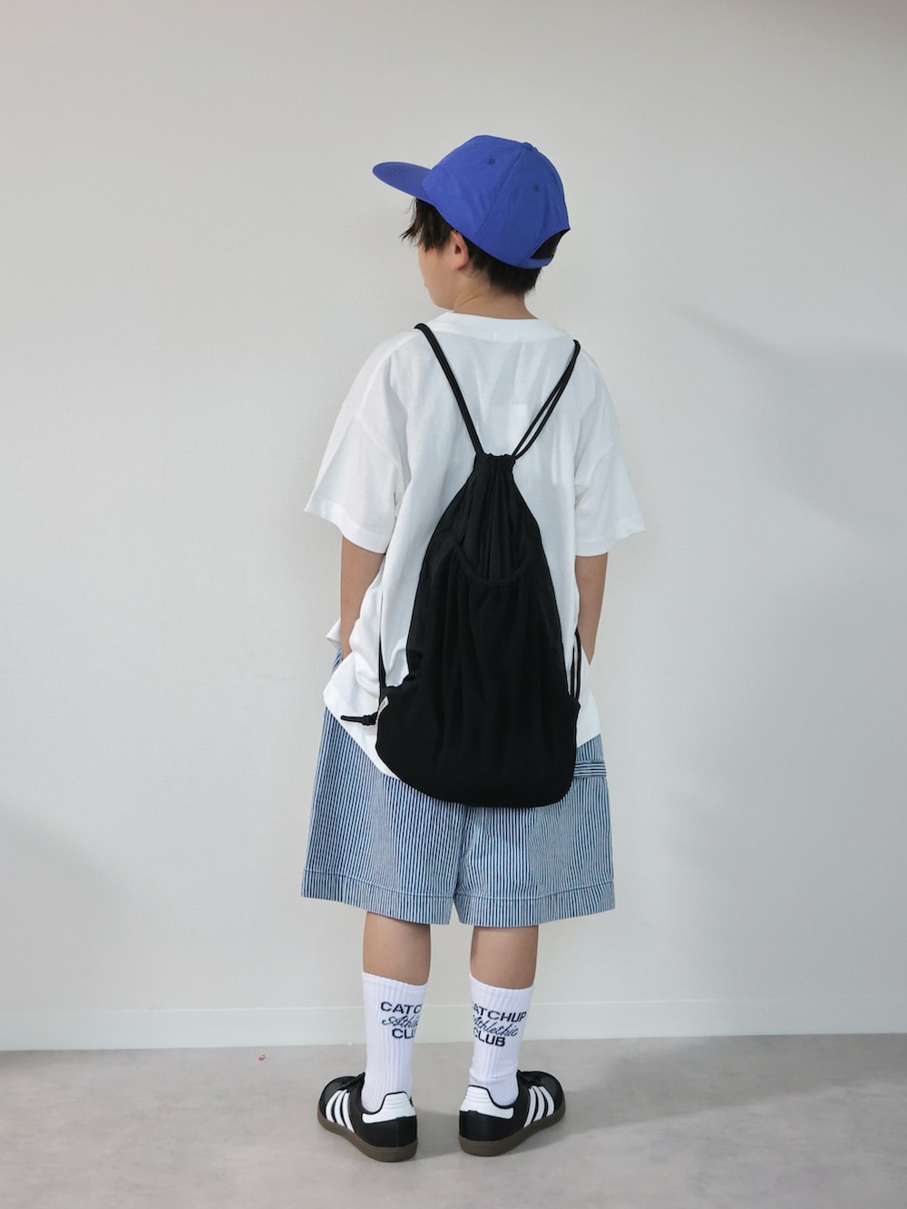 その他のデニムパンツ、ホワイト系のTシャツ/カットソー、ブラック系のスニーカーを着用したキッズの夏コーディネートの3枚目の写真