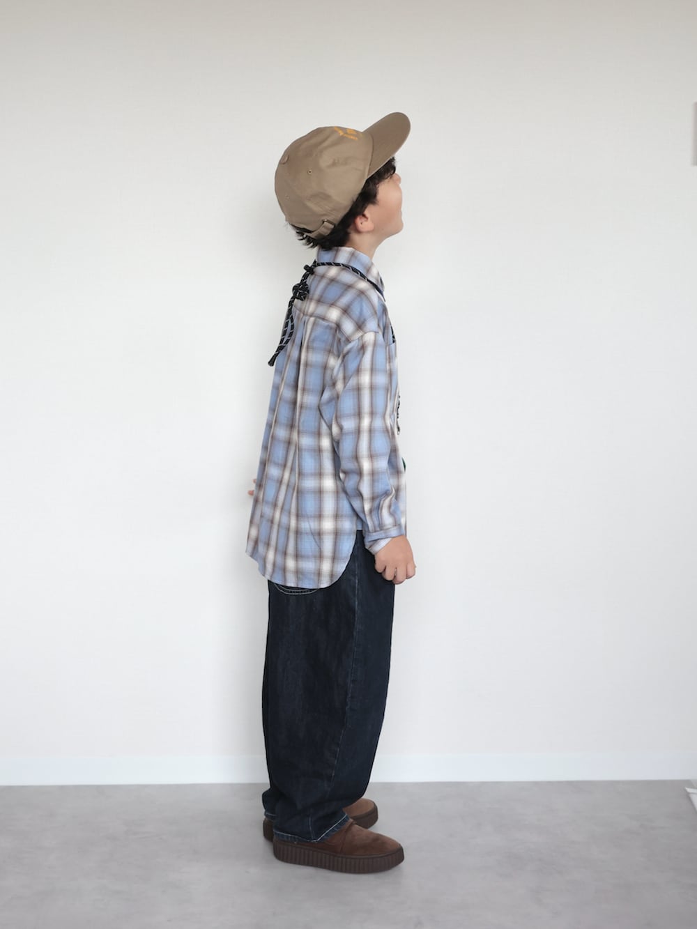 ブラウン系のその他シューズ、ブルー系のシャツ/ブラウス、ブルー系のパンツを着用したキッズの秋コーディネートの2枚目の写真