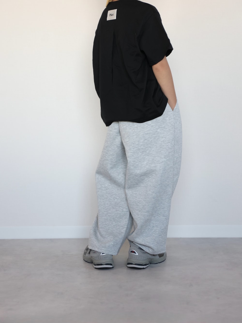 グレー系のスニーカー、ブラック系のTシャツ/カットソー、グレー系のスウェットパンツを着用したキッズの夏コーディネートの3枚目の写真