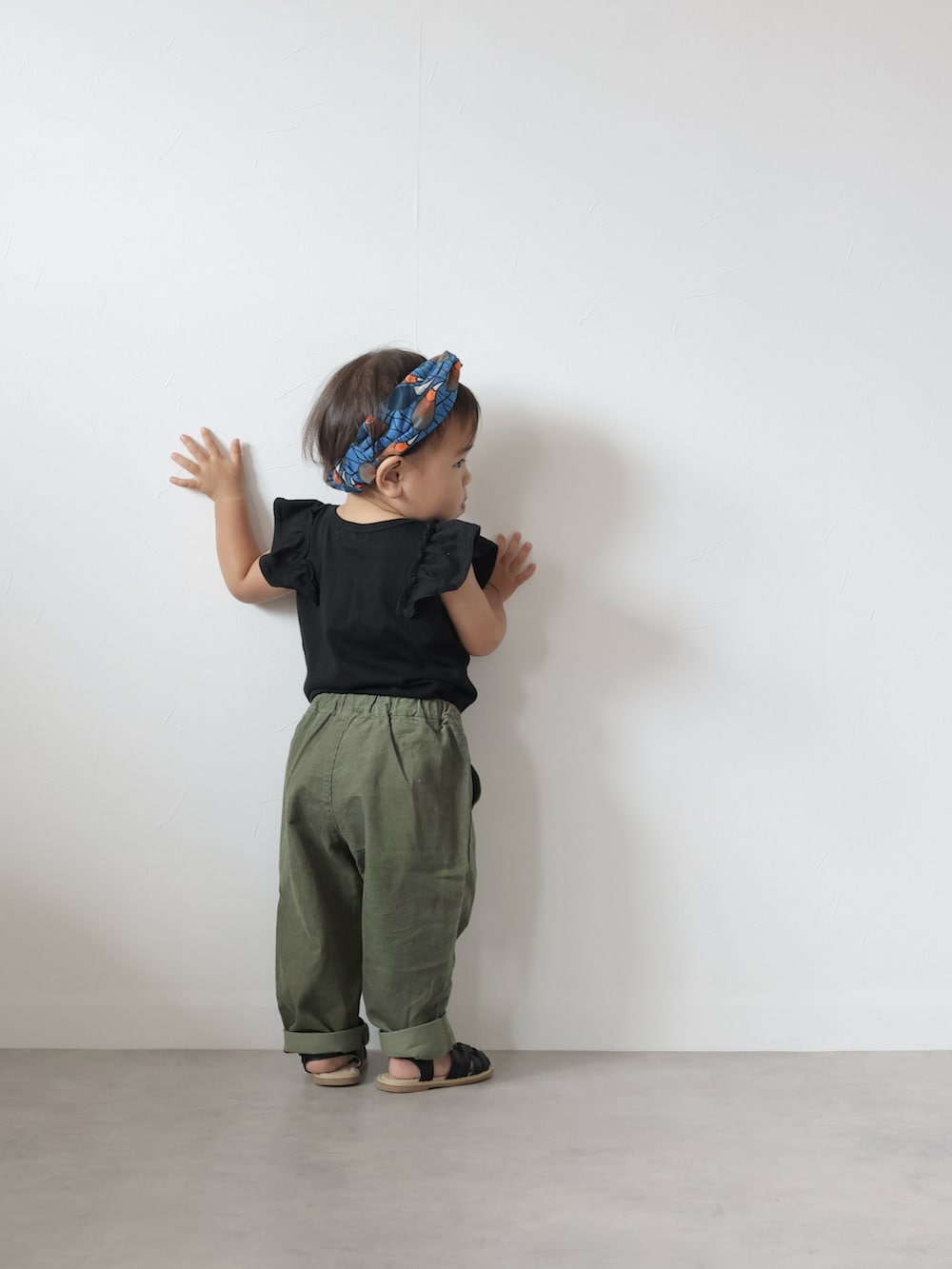 「休日スタイル、きれいめカジュアル、夏コーデ、プチプラ、UNIQLO、ユニクロ、タックイン、シンプルコーデ、1歳、サンダル、ヘアバンド、タンクトップ、カジュアルコーデ」｜「CIAOPANIC TYPYの【KIDS】バティック柄ヘアバンド（ヘアバンド、ブルー系）」を使った、ORITSUさん（キッズ・110cm）の夏コーディネートの4枚目の写真
