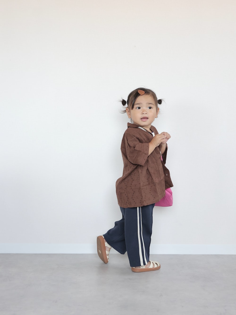 ホワイト系のサンダル、ブラウン系のシャツ/ブラウス、オレンジ系のキャミソールを着用したキッズの夏コーディネートの2枚目の写真