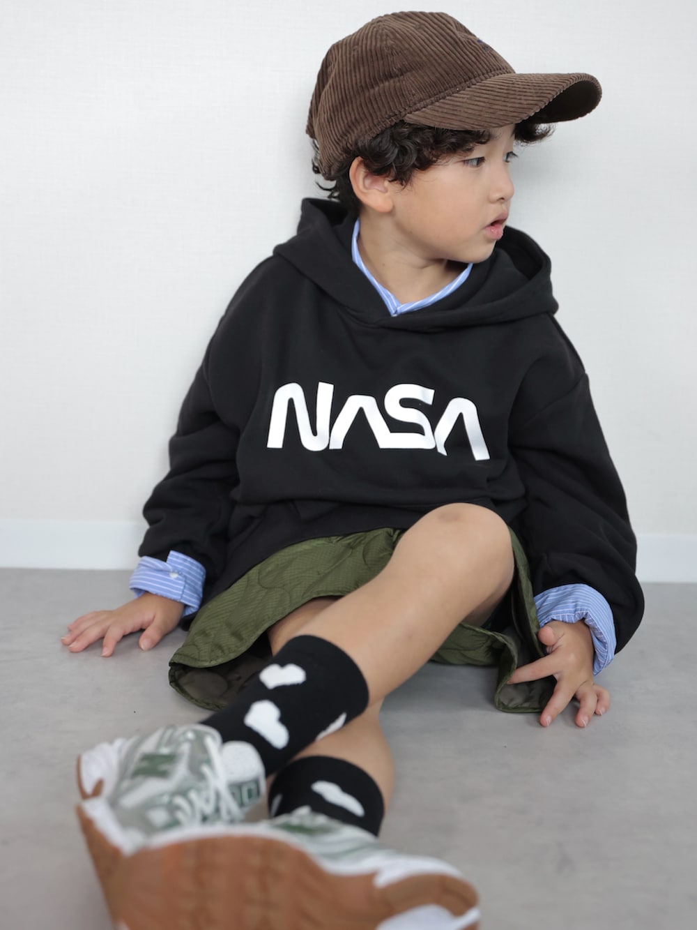 ブルー系のシャツ/ブラウス、ブラック系のパーカー、グリーン系のその他パンツを着用したキッズの秋コーディネートの5枚目の写真