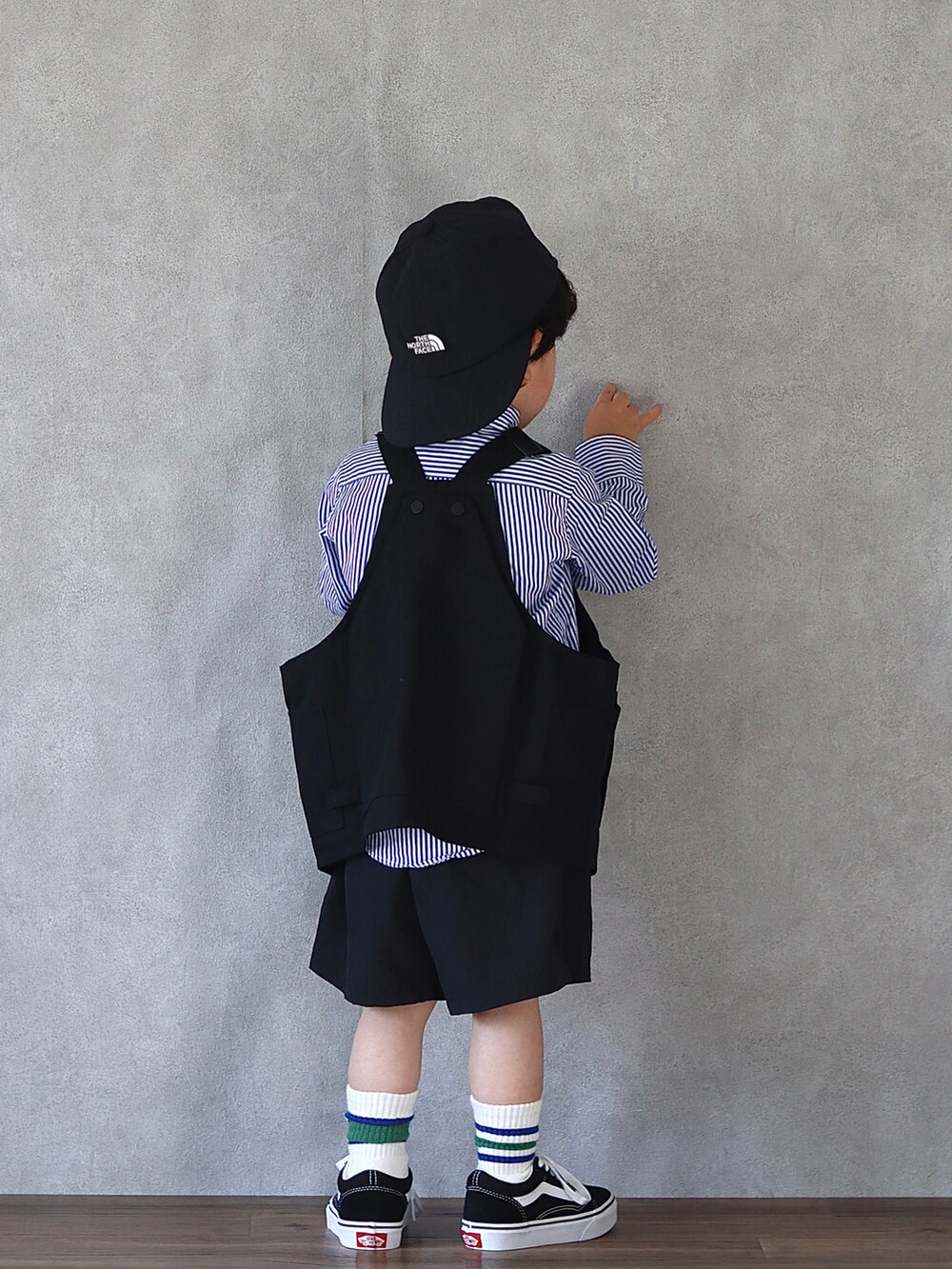 ブラック系のベスト、ブルー系のシャツ/ブラウス、ブラック系のその他パンツを着用したキッズの春コーディネートの3枚目の写真