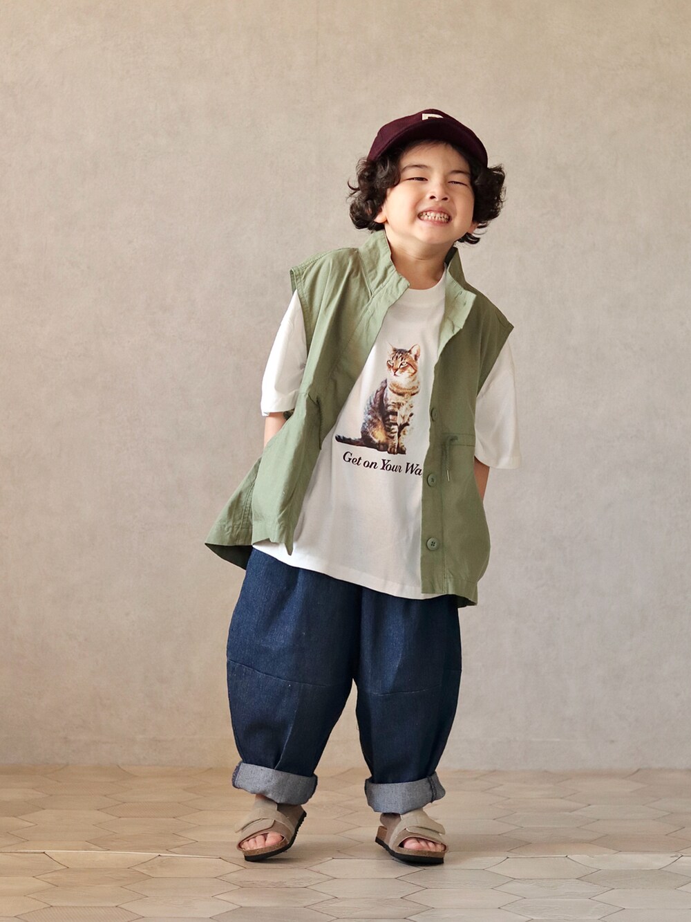 ホワイト系のTシャツ/カットソー、グリーン系のベスト、ブルー系のその他パンツを着用したキッズの夏コーディネートの4枚目の写真